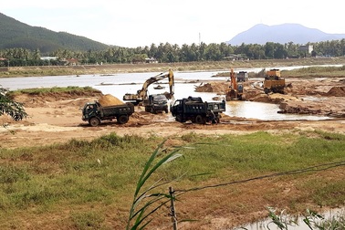 "Núp bóng" dự án, ồ ạt khai thác cát trên sông Lại Giang