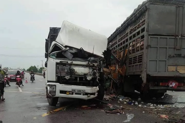 Va chạm giữa 2 xe tải, 4 người bị trọng thương
