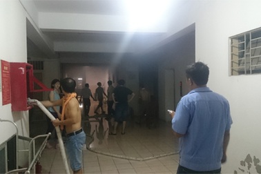 Hà Nội: Cháy kho thuốc tây, dân chung cư hoảng loạn