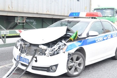 Xe cảnh sát giao thông dẫn đoàn gặp nạn