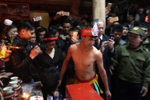 Cặp đôi đỏ mặt kể chuyện làm lễ "phồn thực" trong ngôi miếu thiêng