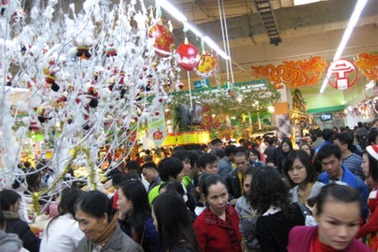 Đổ xô đến siêu thị mua sắm dịp Tết tây