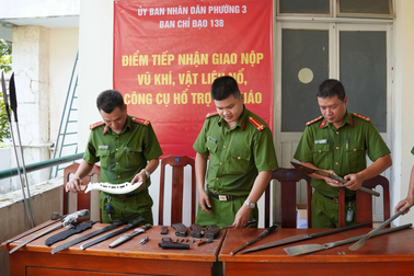 Mang súng đạn, mã tấu đến công an phường ở TPHCM đổi lấy tiền