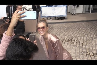 Josephine Skriver khoe chân dài trên phố