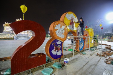 Người dân xứ Huế háo hức đợi xem hình tượng hổ từ TPHCM mang về Hội Xuân