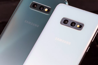 Samsung Galaxy S10E: Đối thủ đáng gờm của iPhone XR