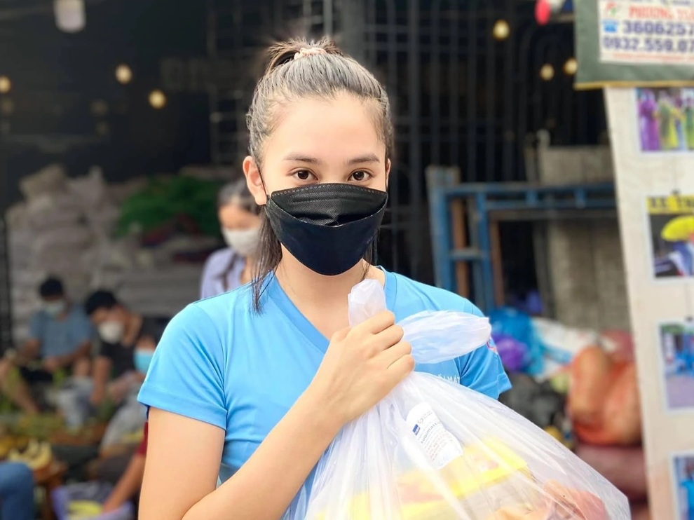 Hoa hậu Trần Tiểu Vy: Làm từ thiện vào mùa dịch rất khó khăn - 1 Hoa hậu Trần Tiểu Vy: Làm từ thiện vào mùa dịch rất khó khăn - 1