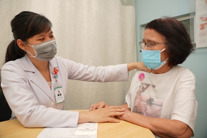 ThS BS. Trần Thị Ngọc Mai - Khoa Hoá trị ung thư BV ĐHYD TPHCM cho biết, việc điều trị ung thư phổi cần phối hợp nhiều phương pháp như phẫu thuật, hoá trị, xạ trị, hoá trị kết hợp xạ trị, phương pháp điều trị nhắm đích.
