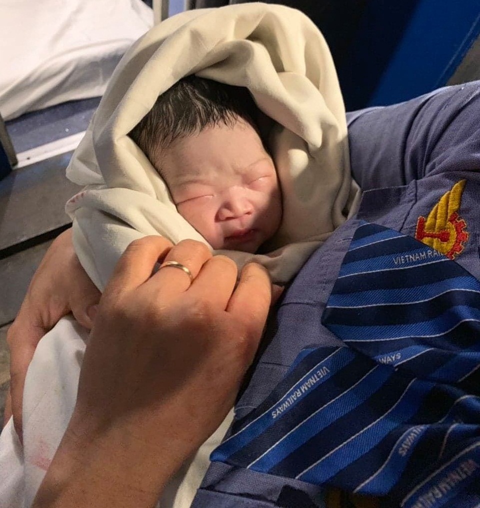 Sản phụ vượt cạn thành công trên tàu SE6 - 1 Sản phụ vượt cạn thành công trên tàu SE6 - 1
