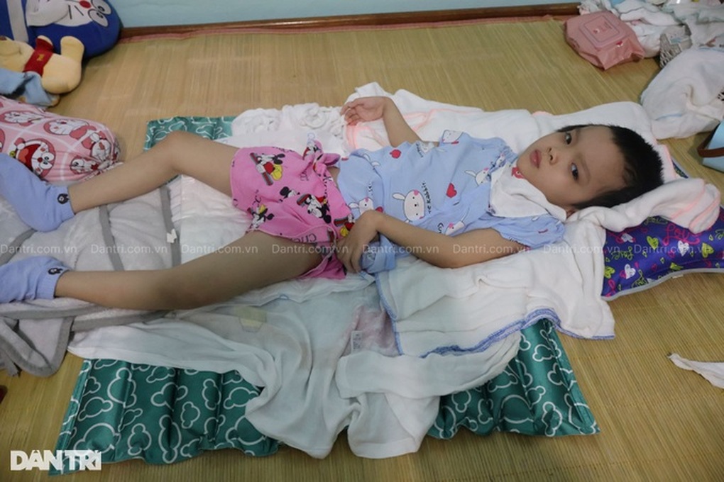 Bố mẹ nghèo đưa con về nhà, mong qua Tết có tiền nhập viện - 2 Bố mẹ nghèo đưa con về nhà, mong qua Tết có tiền nhập viện - 2