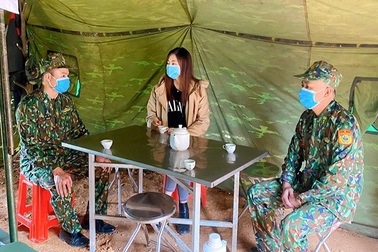 Lương Thùy Linh xúc động khi thấy chiến sĩ chống dịch “ăn lán, ngủ rừng”