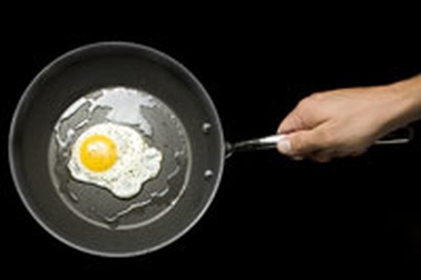 Thận trọng với xoong, chảo chống dính