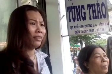 Ô tô “leo” dải phân cách lao vào nhà dân, nhiều người thoát chết