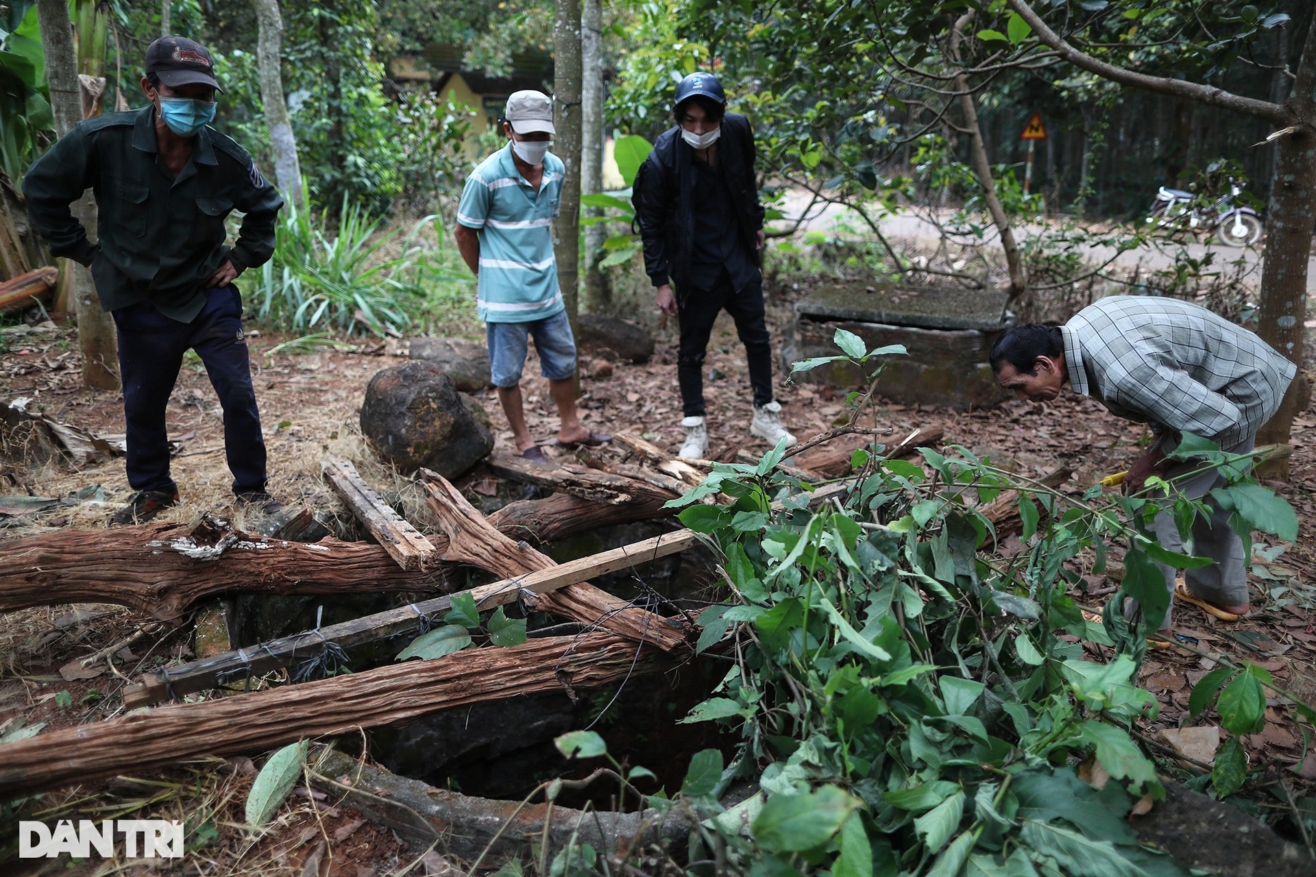 Cận cảnh giếng hoang nơi thanh niên mang thi thể cô gái bị đốt vào lẩn trốn - 1