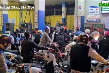 Người dân Hà Nội ùn ùn đi đổ xăng trước "giờ G"