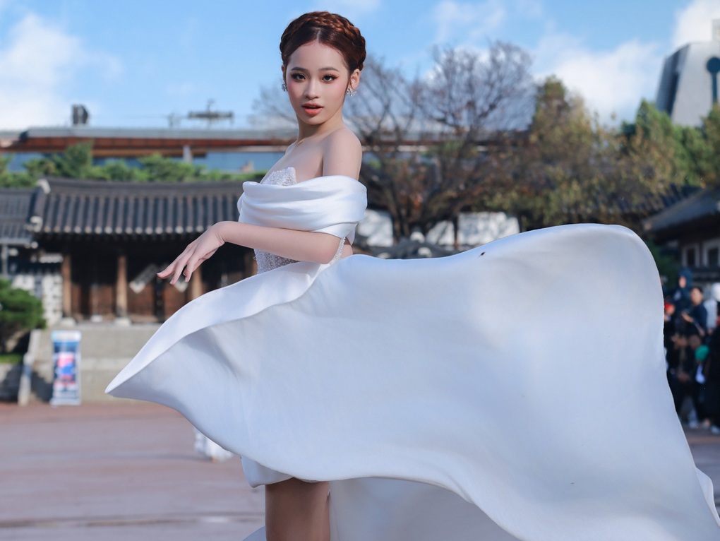 Hoa hậu HHen Niê, mẫu nhí Bảo Hà catwalk trong mưa rét tại Hàn Quốc - 3 Hoa hậu HHen Niê, mẫu nhí Bảo Hà catwalk trong mưa rét tại Hàn Quốc - 3
