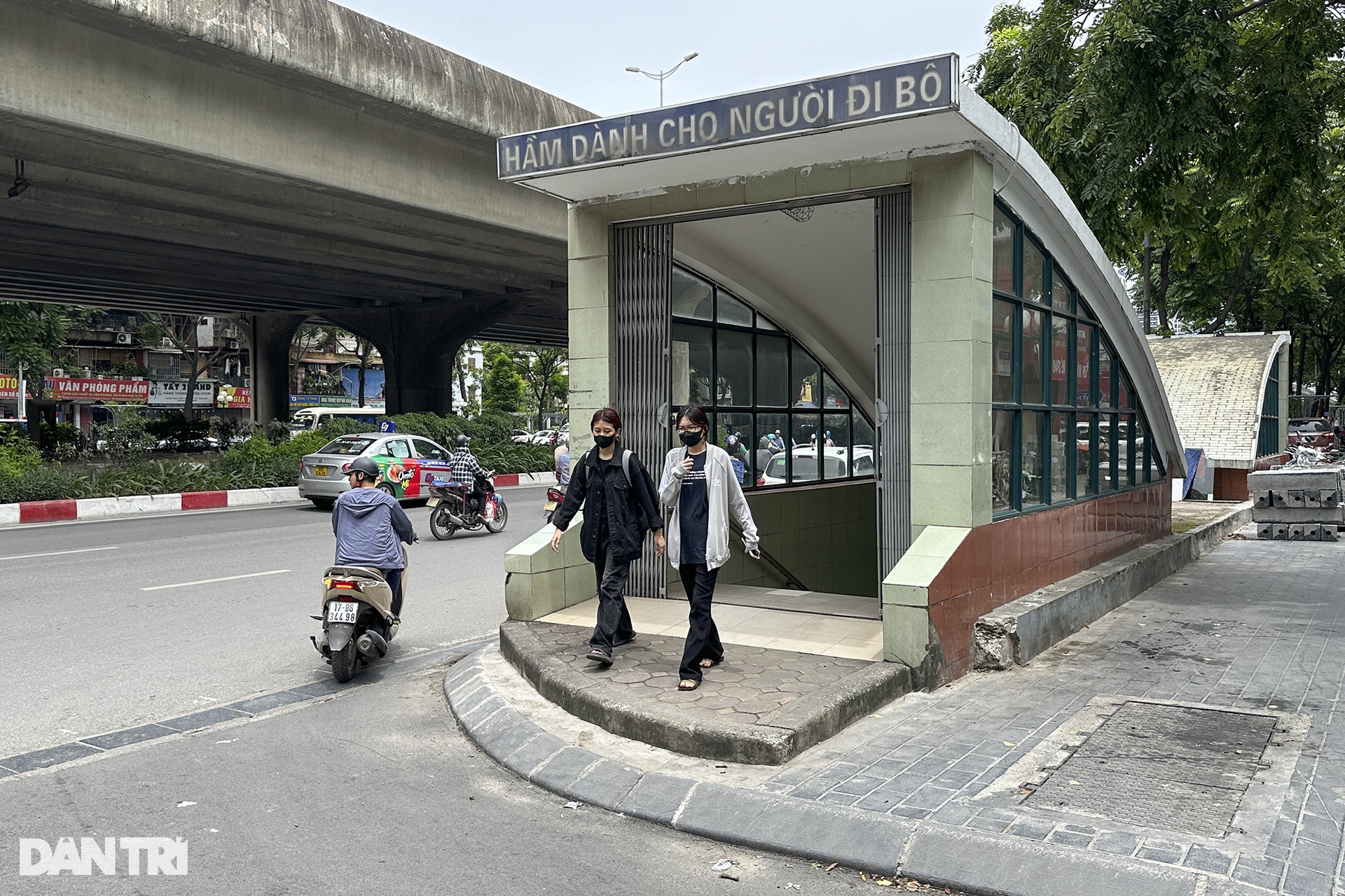 Hầm đi bộ ở Hà Nội sạch sẽ, thoáng mát nhưng vắng người sử dụng - 1 Hầm đi bộ ở Hà Nội sạch sẽ, thoáng mát nhưng vắng người sử dụng - 1