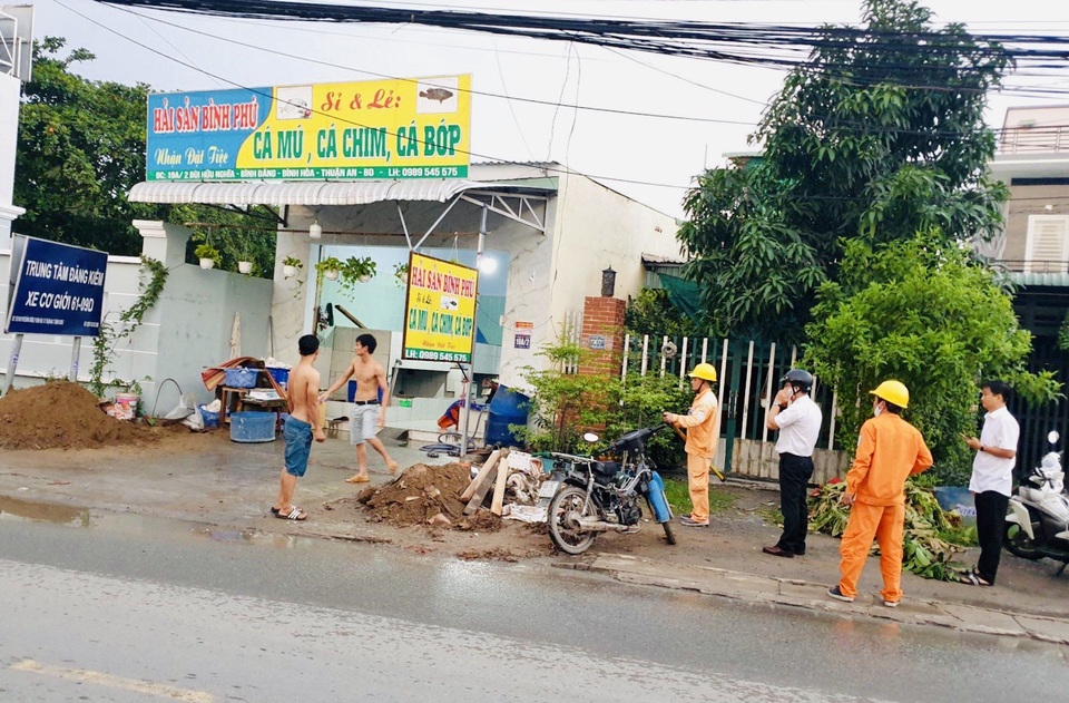 Bị phóng điện khi cẩu trụ điện, 2 người thương vong - 5 Bị phóng điện khi cẩu trụ điện, 2 người thương vong - 5