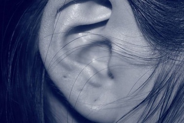 Cô gái mắc bệnh không nghe được giọng nói của đàn ông