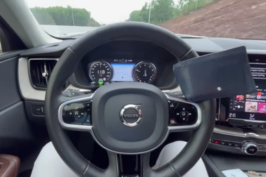 Đánh lừa hệ thống hỗ trợ lái, tài xế Việt phó mặc mạng sống cho công nghệ?