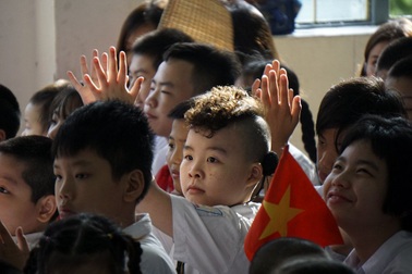 Lễ khai giảng đặc biệt ở ngôi trường hát Quốc ca bằng tay