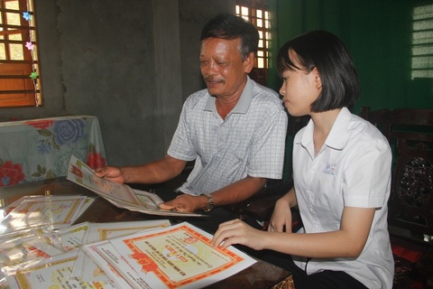 Vừa học, vừa giúp mẹ làm bánh bán vẫn thi đạt điểm cao