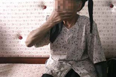 Lăng mạ, làm nhục cụ bà 82 tuổi giữa đám đông