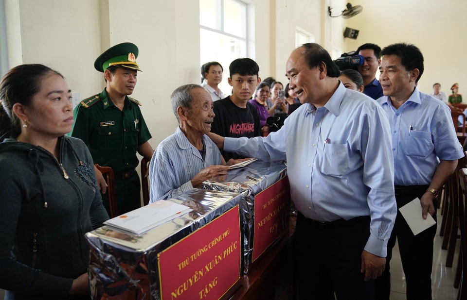 Thủ tướng thị sát, thăm hỏi người dân vùng bão lũ Quảng Ngãi và Quảng Nam - 4 Thủ tướng thị sát, thăm hỏi người dân vùng bão lũ Quảng Ngãi và Quảng Nam - 4