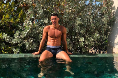 C.Ronaldo và những màn khoe thân hình vạm vỡ theo năm tháng