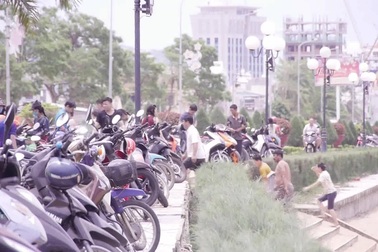 Bình Định: Biển Quy Nhơn đông nghịt người giữa trưa Tết Đoan Ngọ