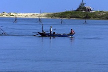 Đi hái lá dong gói bánh chưng, một người bị chìm thuyền chết đuối