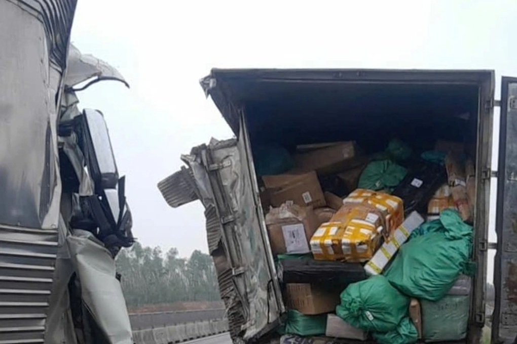 Ba ô tô tông liên hoàn trên cao tốc Hàm Nghi - Vũng Áng - 2