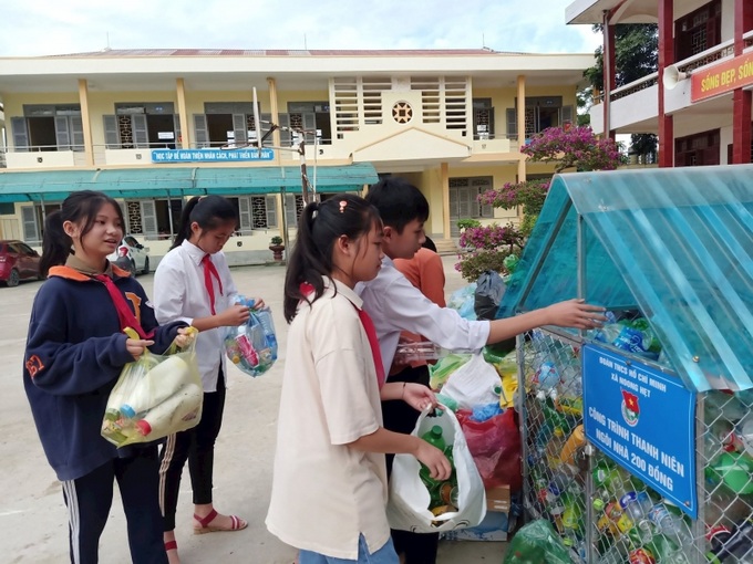 Gian hàng “Đổi rác thải nhựa lấy đồ dùng học tập” được tổ chức tại trường THCS xã Noong Hẹt, huyện Điện Biên.