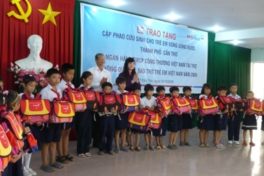Trao tặng cặp phao cứu sinh cho học sinh vùng sông nước 