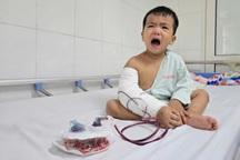 Mẹ góa khẩn cầu sự sống cho con trai 2 tuổi mắc bệnh hiểm