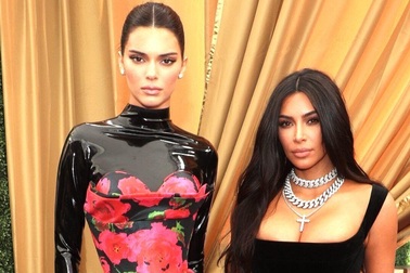 Kim Kardashian đọ dáng với em gái