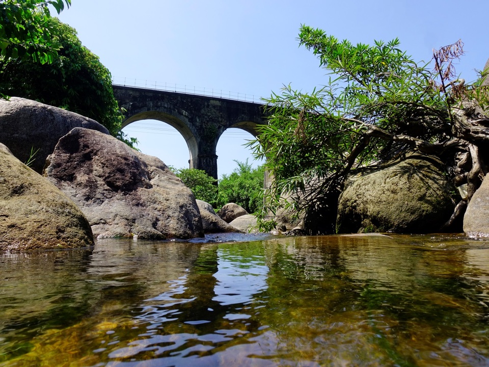 Cầu đường sắt Đồn Cả: Cheo leo tàu vượt núi! - 5