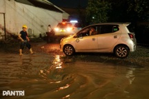 Quốc lộ ở TPHCM ngập mênh mông, người dân "chôn chân" sau giờ tan ca