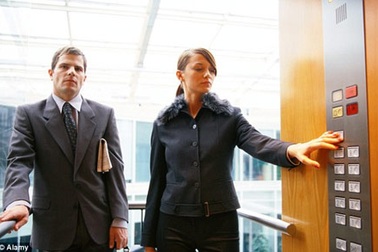 Vi trùng từ một tay nắm cửa có thể lây sang nửa số nhân viên trong 2 giờ