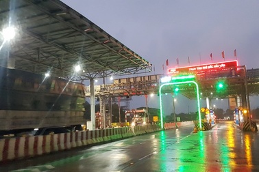 Tài xế trả tiền lẻ qua trạm thu phí BOT ở Thừa Thiên - Huế