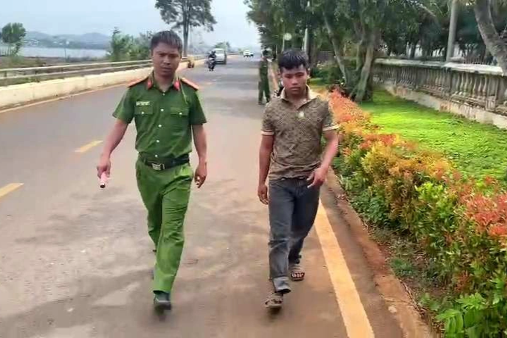 Bắt giữ thanh niên vô cớ đánh người, cướp xe máy của nạn nhân - 1 Bắt giữ thanh niên vô cớ đánh người, cướp xe máy của nạn nhân - 1