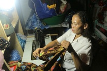 Cô giáo vùng cao ngày lên lớp, tối may quần áo tặng học trò