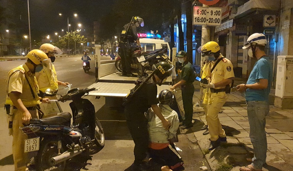 Người đàn ông say xỉn vờ... mắc đại tiện để trốn đo nồng độ cồn - 4 Người đàn ông say xỉn vờ... mắc đại tiện để trốn đo nồng độ cồn - 4