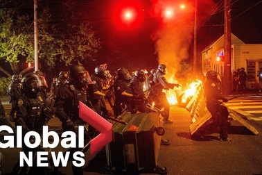 Người biểu tình ném bom xăng vào cảnh sát Mỹ