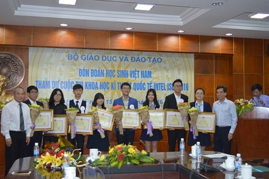 Lễ trao thưởng “đặc biệt” vào lúc… 12h đêm