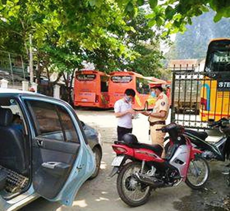 Bất chấp lệnh cấm, 2 tài xế vẫn ngang nhiên chở khách từ Hà Nội về Nghệ An - 1 Bất chấp lệnh cấm, 2 tài xế vẫn ngang nhiên chở khách từ Hà Nội về Nghệ An - 1