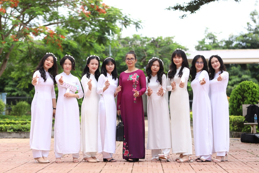 Nữ sinh thủ khoa khối A Đắk Lắk: Học thật giỏi để cảm ơn mẹ - 4 Nữ sinh thủ khoa khối A Đắk Lắk: Học thật giỏi để cảm ơn mẹ - 4