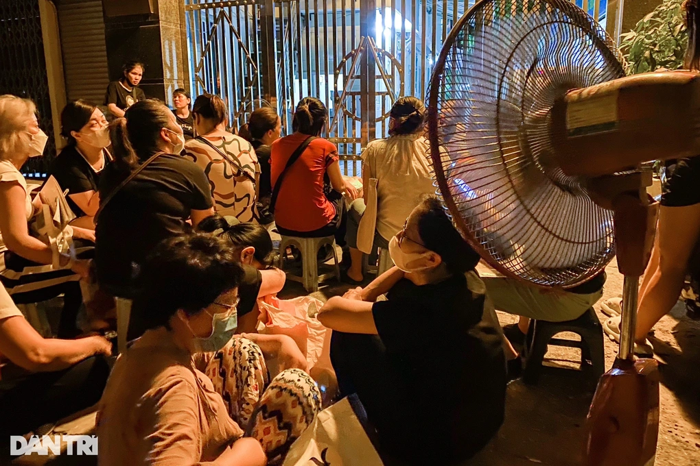 Nửa đêm phụ huynh quây trường Hoàng Cầu, Tạ Quang Bửu giành suất học lớp 10 - 3 Nửa đêm phụ huynh quây trường Hoàng Cầu, Tạ Quang Bửu giành suất học lớp 10 - 3