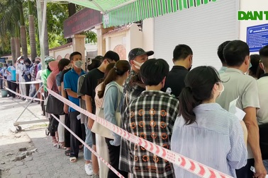 Cảnh hàng trăm người chen nhau chờ xét nghiệm Covid-19