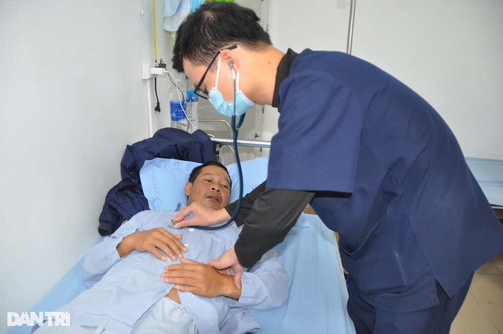 Người bố nghèo tràn dịch màng tim được giúp đỡ gần 230 triệu đồng - 1 Người bố nghèo tràn dịch màng tim được giúp đỡ gần 230 triệu đồng - 1